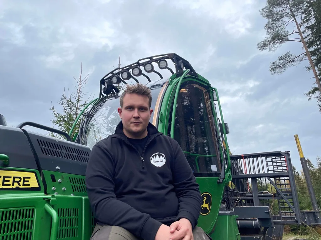 Martin Olofsson vid en skogsmaskin